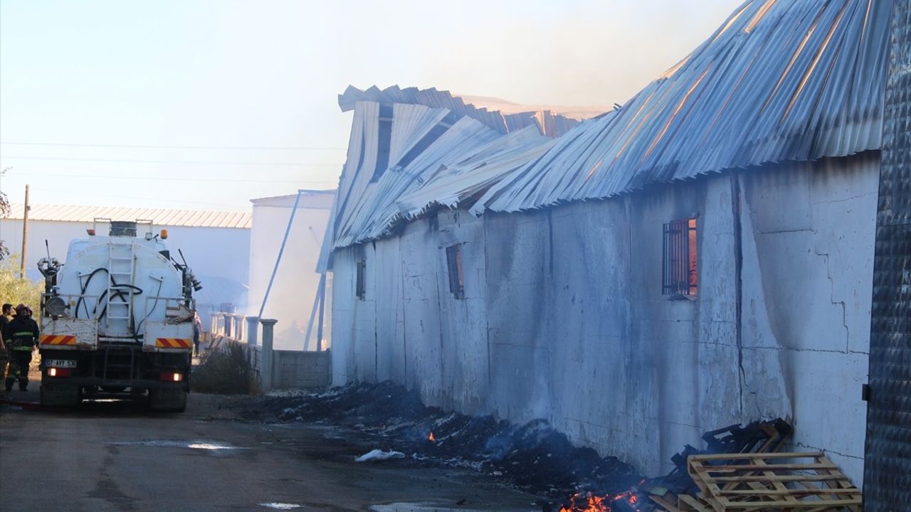 Antalya'da Kağıt Fabrikasındaki Yangın Kontrol Altına Alındı