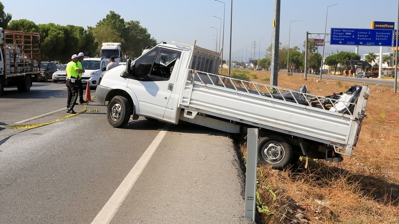 Antalya'da Kamyonete Çarpan Araçta Sürücü Hayatını Kaybetti