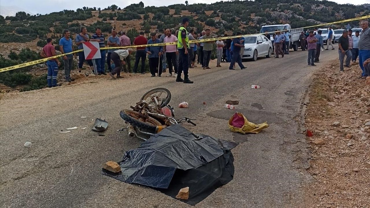 Antalya'da Motosiklet ve Kamyonet Çarpıştı: 1 Ölü