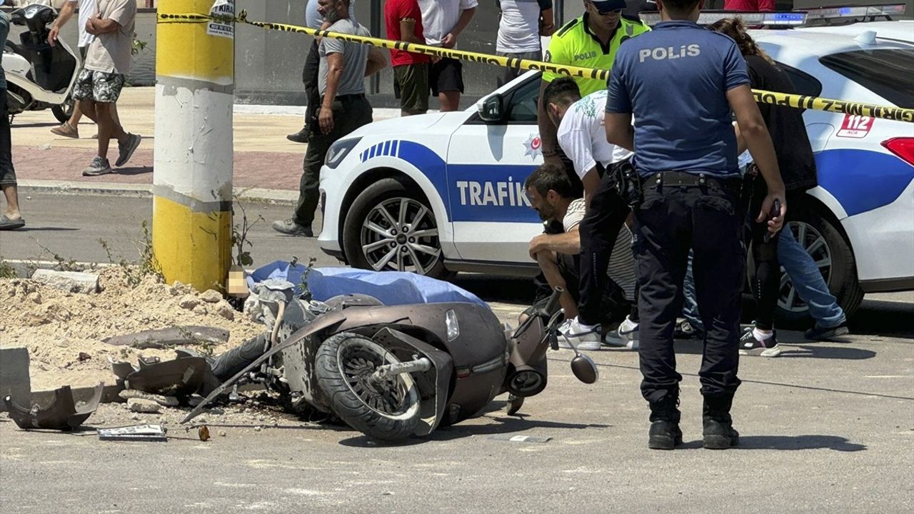 Antalya'da Otomobil ve Motosiklet Çarpışması: 1 Ölü, 1 Yaralı