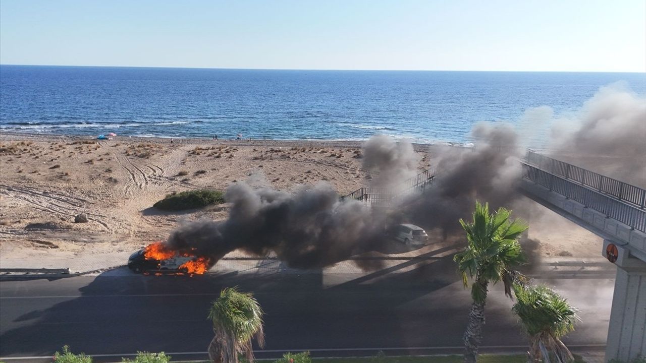 Antalya'da Seyir Halindeki Minibüs Yangını