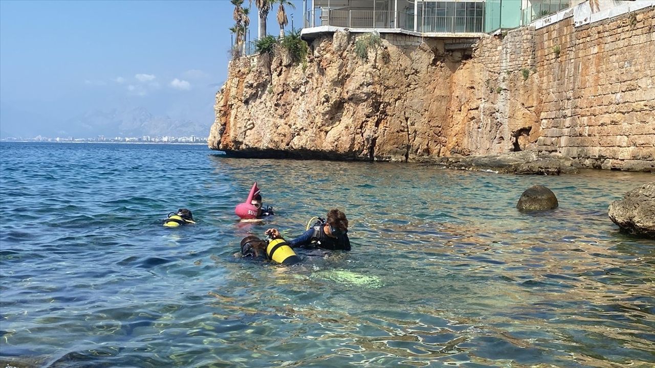 Antalya'nın Kaleiçi Bölgesinde Dalış Keyfi