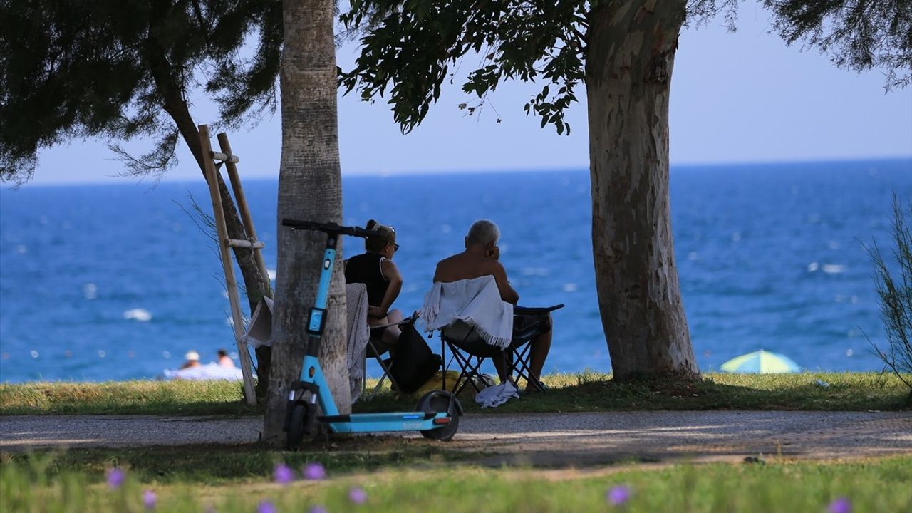 Antalya Sahillerinde Sıcak Hava Yoğunluğu