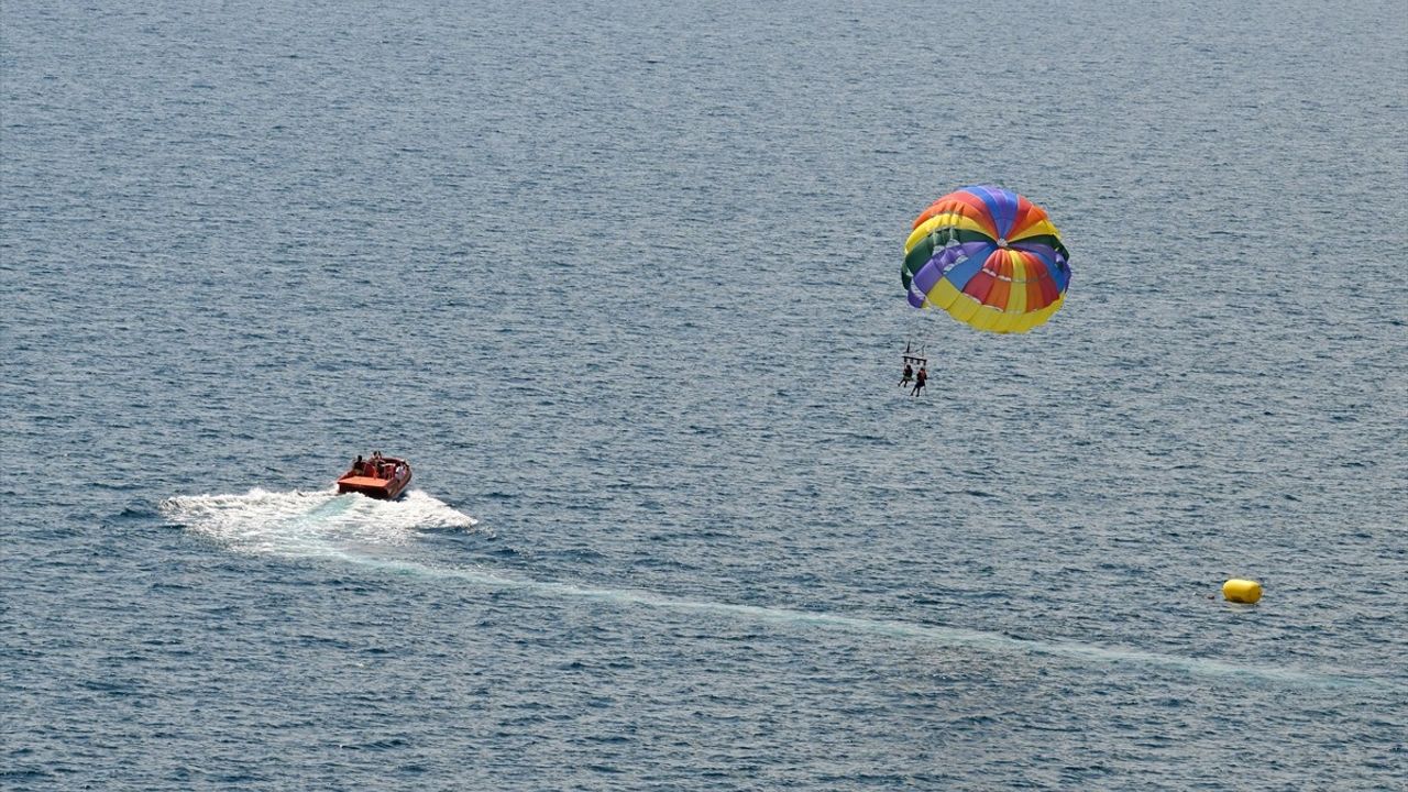 Antalya Sıcaklık ve Nemle Mücadele Ediyor