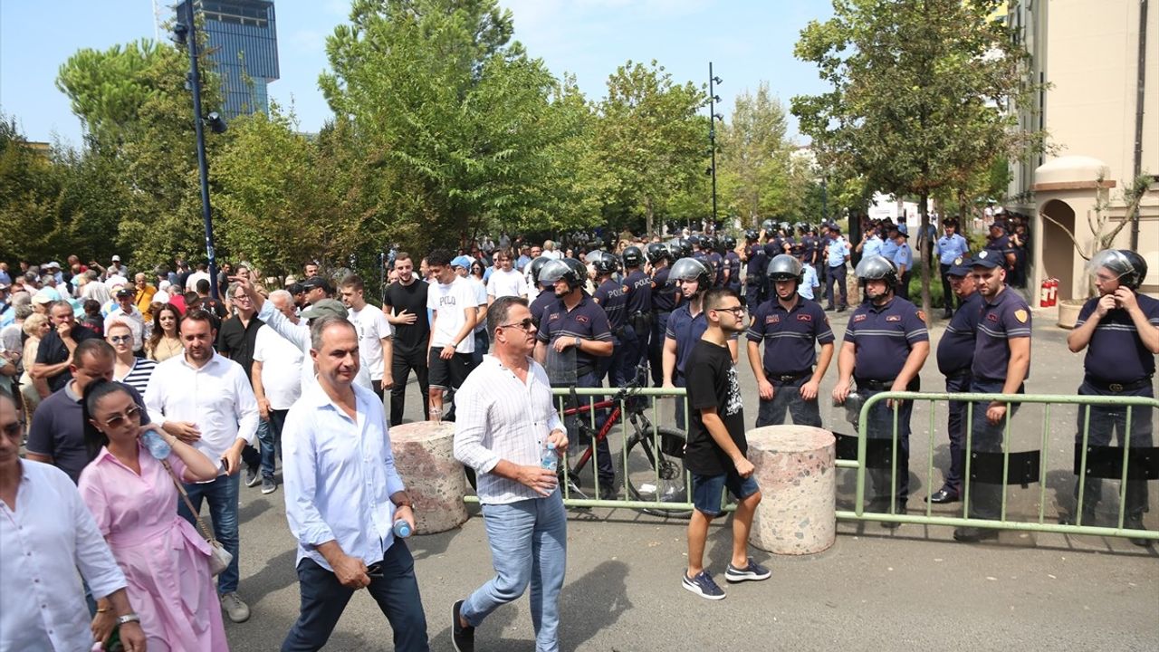 Arnavutluk'ta İstifa Talebiyle Süren Protestolar