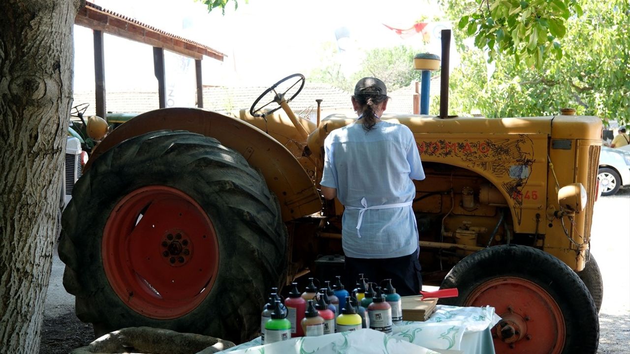 Asırlık Traktörler Ressamlar İçin Tuval Oldu