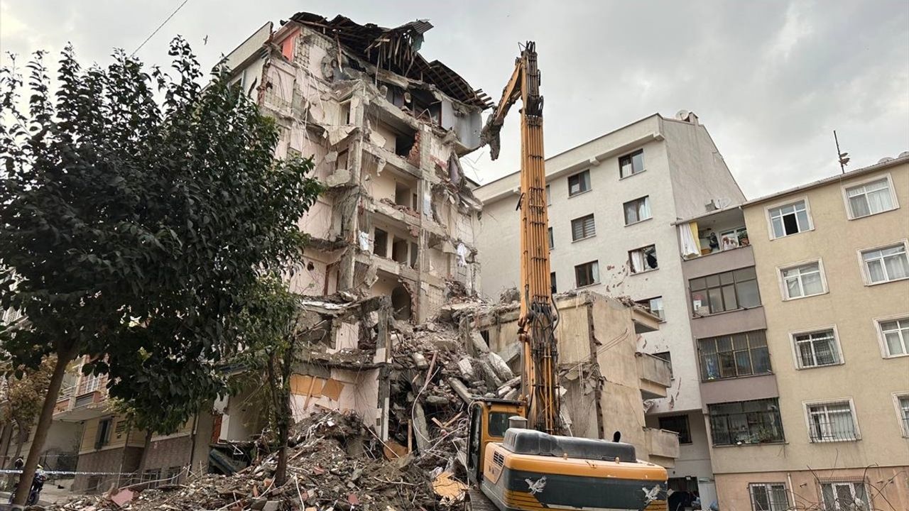 Bahçelievler'de Yıkım Sonrası Molozlar Apartmana Zarar Verdi