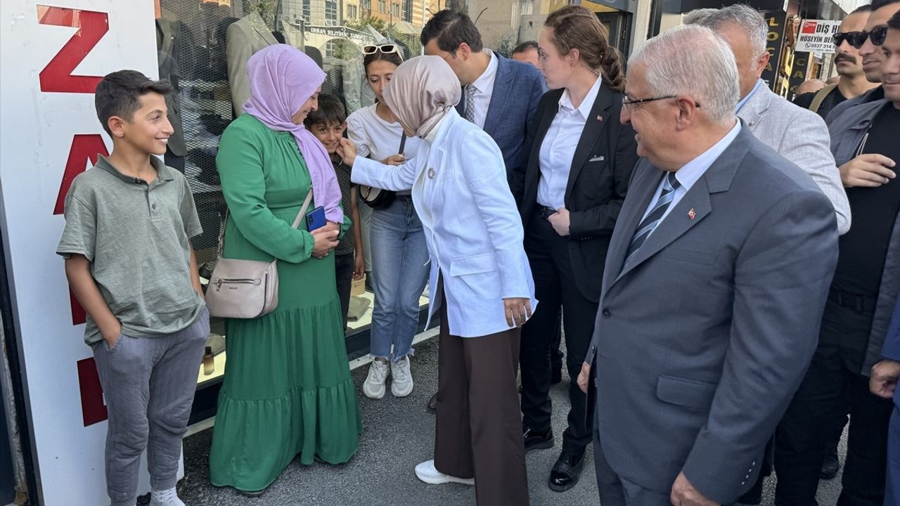 Bakanlar Güler ve Göktaş'tan Hakkari Esnafına Ziyaret