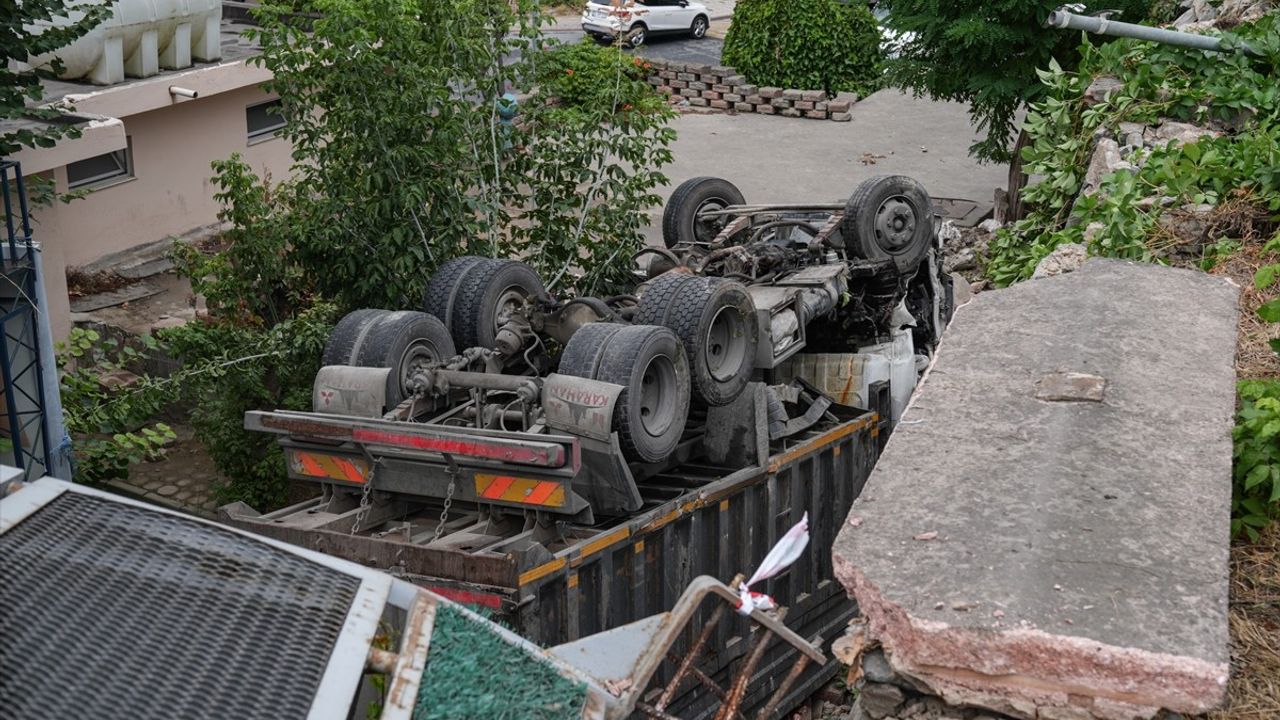 Başakşehir'de Kamyonet Bahçeye Düştü: Sürücü Kurtarıldı