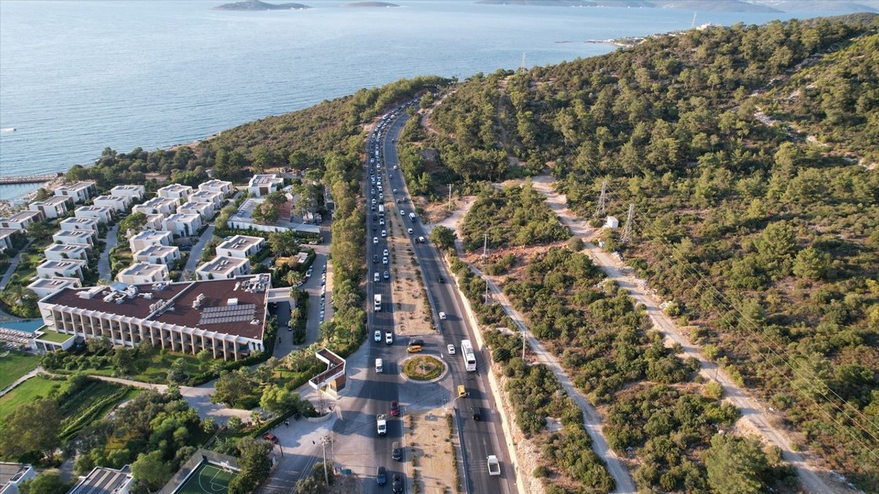 Bodrum'da Akşam Saatlerinde Araç Yoğunluğu Hava Görüntüleriyle Belgelendi