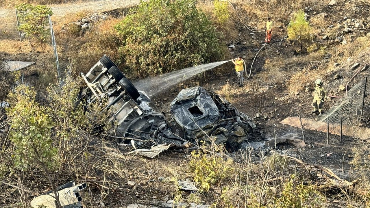 Bursa'da Tır Yangını: Şarampole Devrildi, Yaralı Sürücü Hastaneye Kaldırıldı