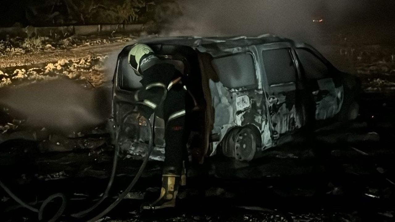 Ceyhan'da Park Halindeki Ticari Araçta Yangın