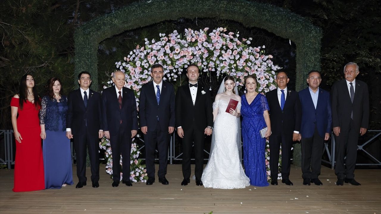 Cumhurbaşkanı Yardımcısı Yılmaz ve MHP Genel Başkanı Bahçeli, Nikah Şahidi Oldu