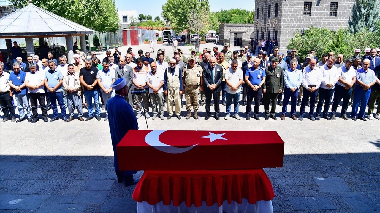 Diyarbakır'da Kore Gazisi Aziz Gönülalan Son Yolculuğuna Uğurlandı