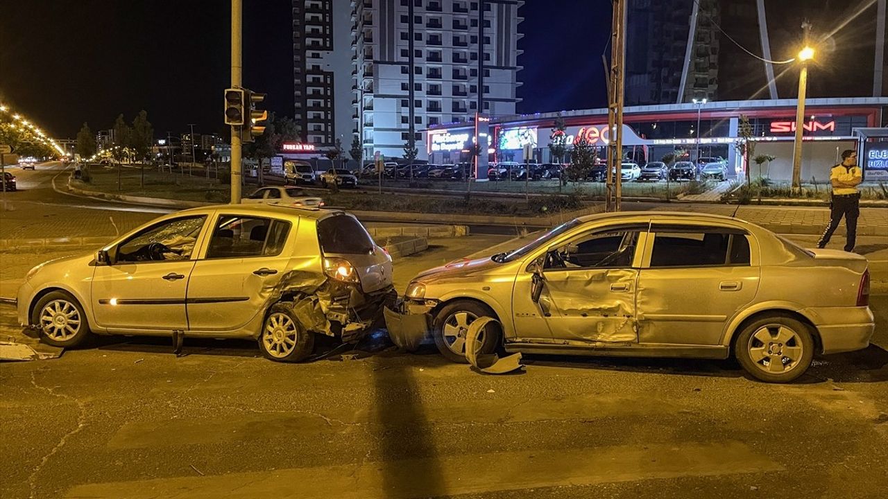 Diyarbakır'da Üç Araçlı Kaza: 7 Yaralı