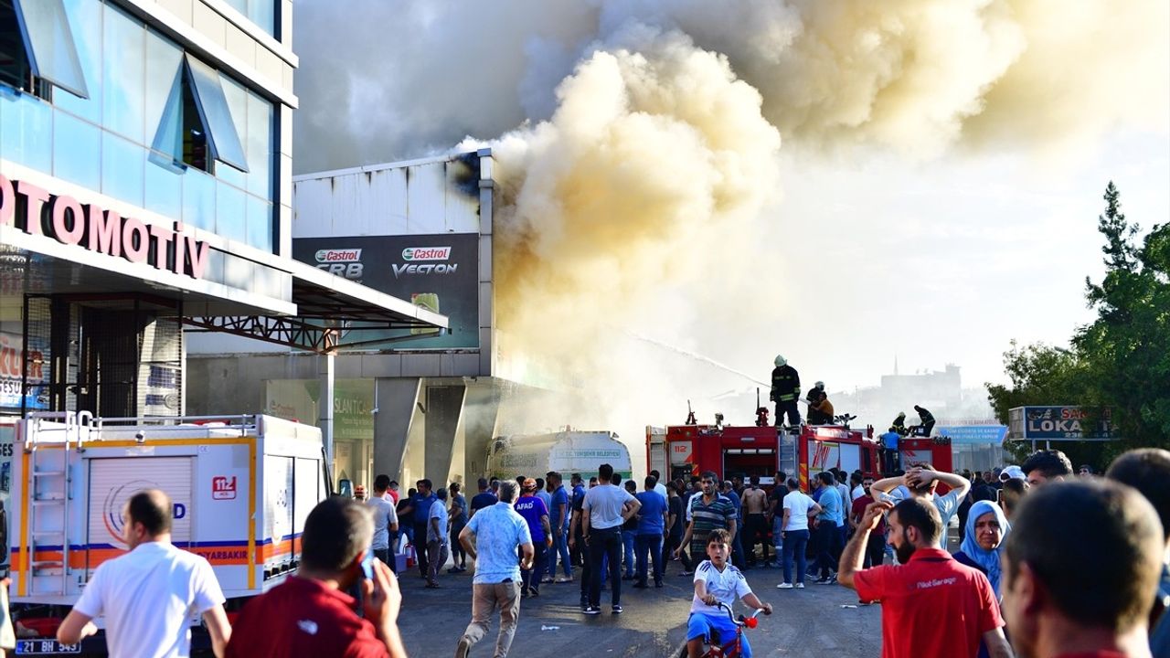 Diyarbakır'daki 2. Sanayi Sitesi'nde Yangın Kontrol Altına Alındı