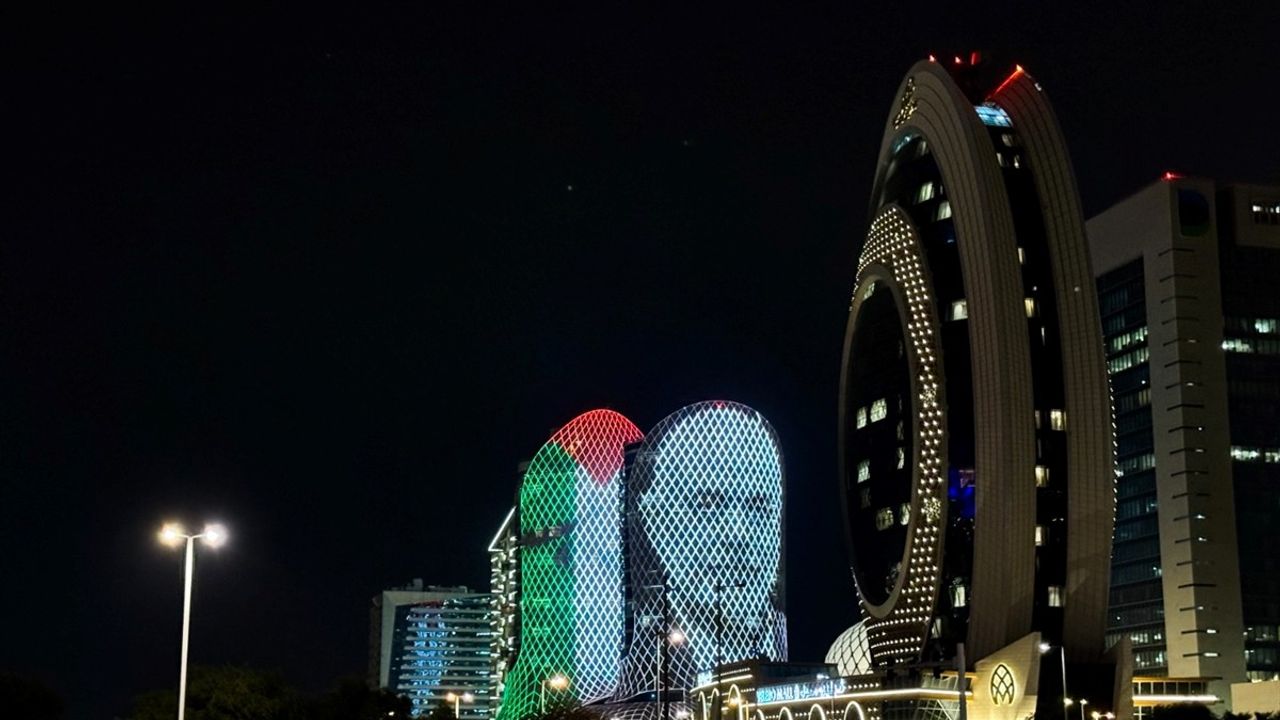 Doha'da Filistin Bayrağı ve İsmail Heniyye'nin Fotoğrafları Işıklandırıldı