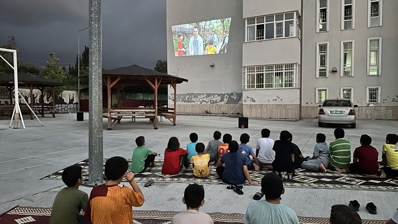 Dörtyol'da Kur'an Kursu Öğrencilerine Sinema Keyfi