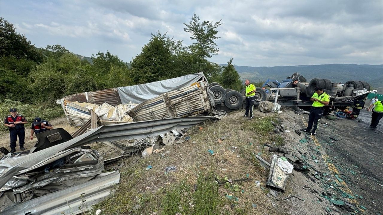 Düzce'de Tır ve Otomobilin Çarpıştığı Kazada İki Kişi Hayatını Kaybetti