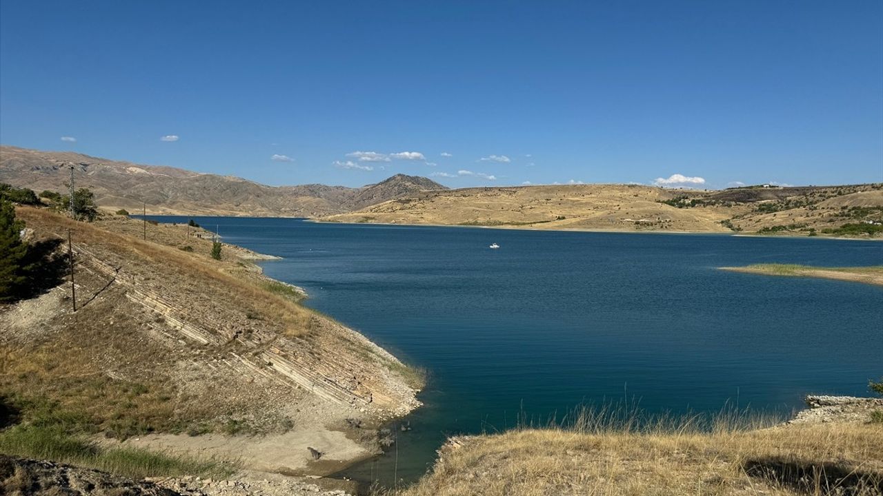 Elazığ'da Genç Kayboldu: Baraj Gölünde Arama Çalışmaları Başlatıldı