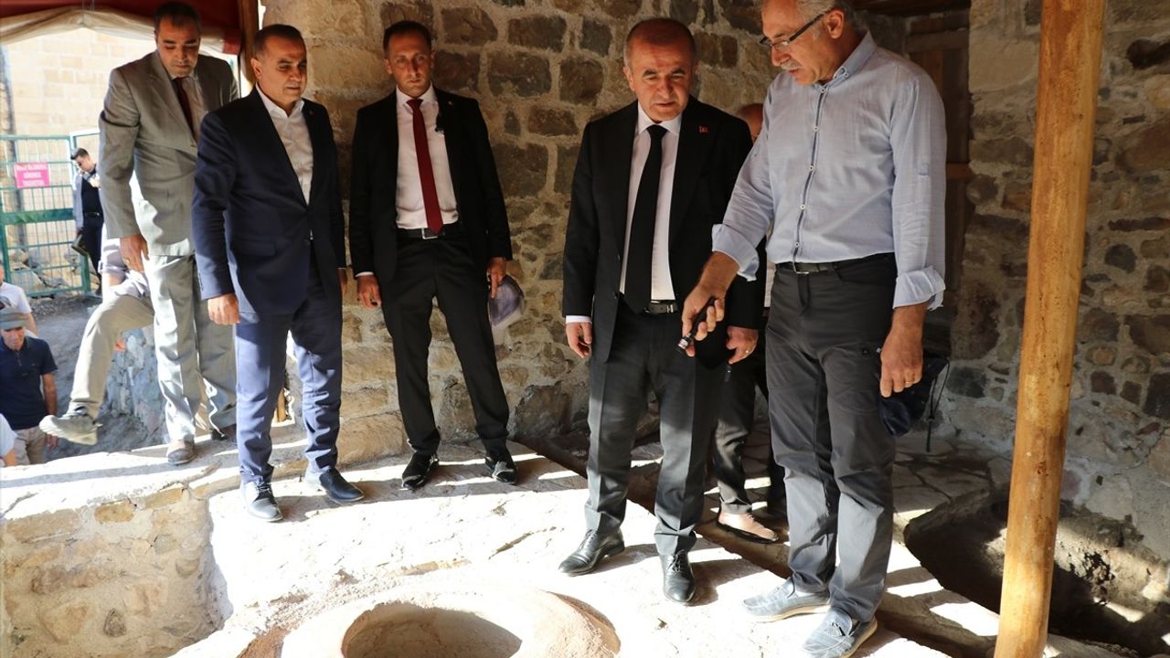 Elazığ Valisi Hatipoğlu'ndan Harput Kalesi Kazı İncelemesi