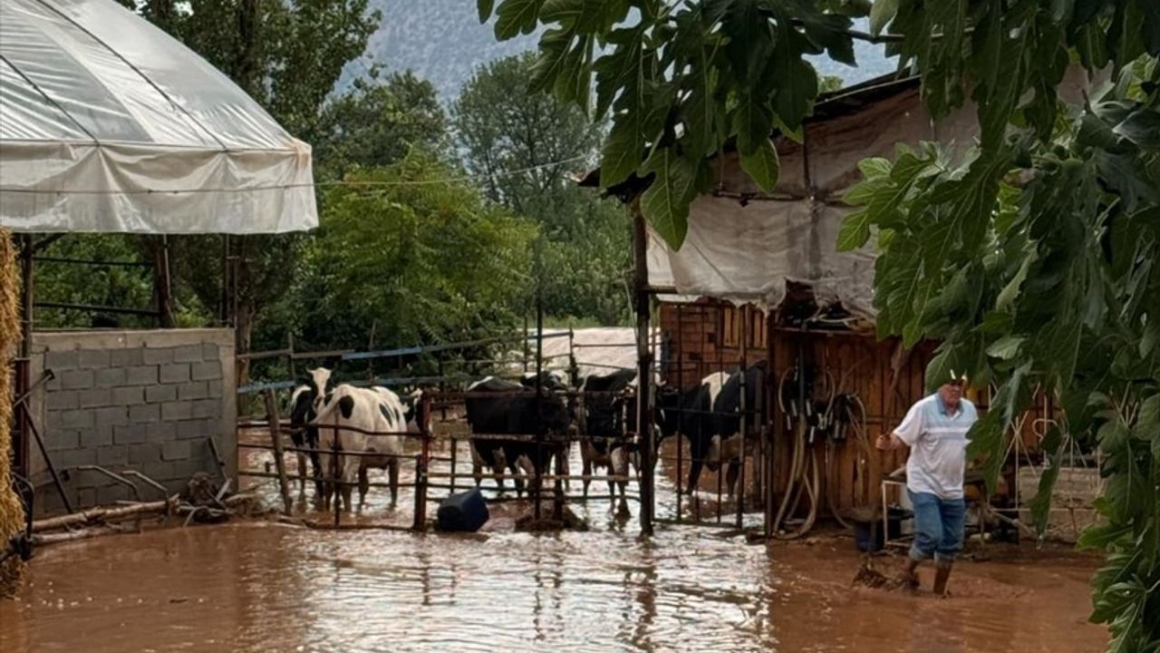 Elmalı'da Etkili Sağanak Yağış Hayatı Olumsuz Etkiledi