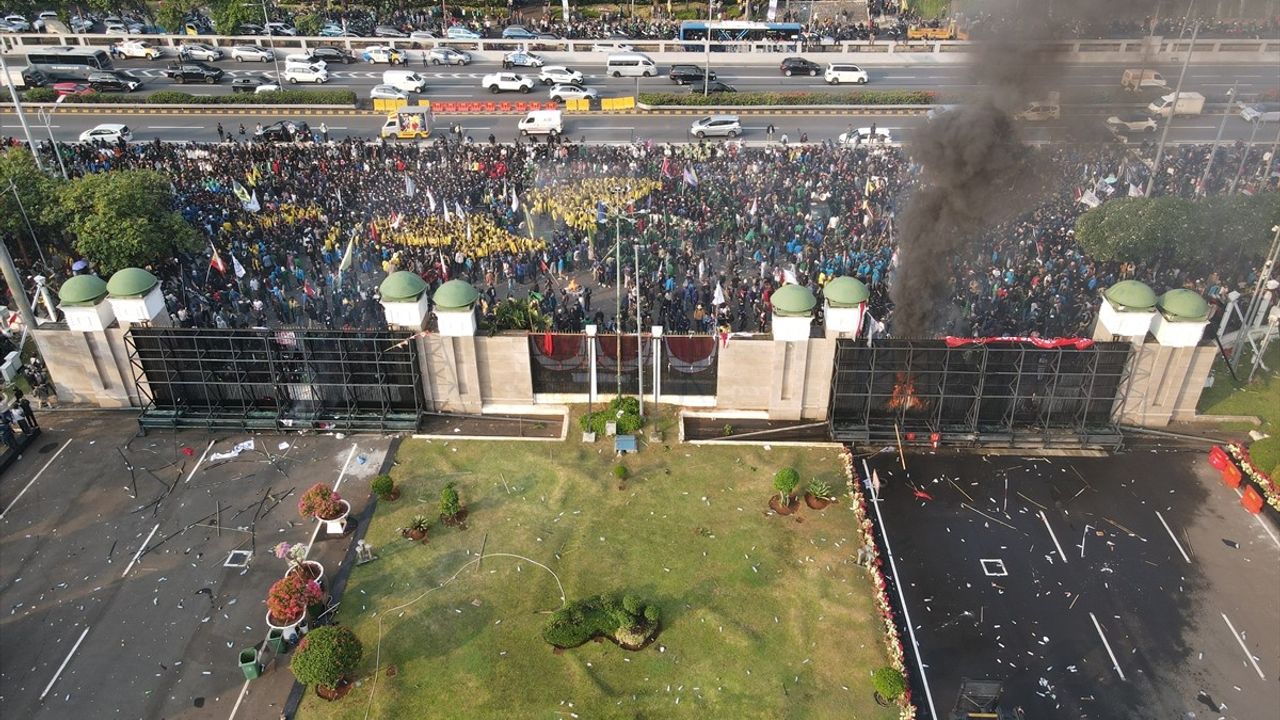 Endonezya'da Seçim Yasası Değişikliği Protestoları: Parlamentoya Baskın Girişimi