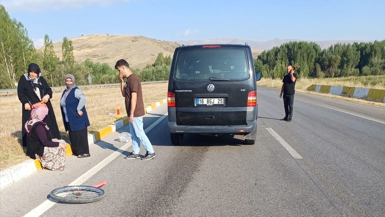 Erzincan'da Bisiklet Sürücüsü Minibüs Çarpması Sonucu Hayatını Kaybetti