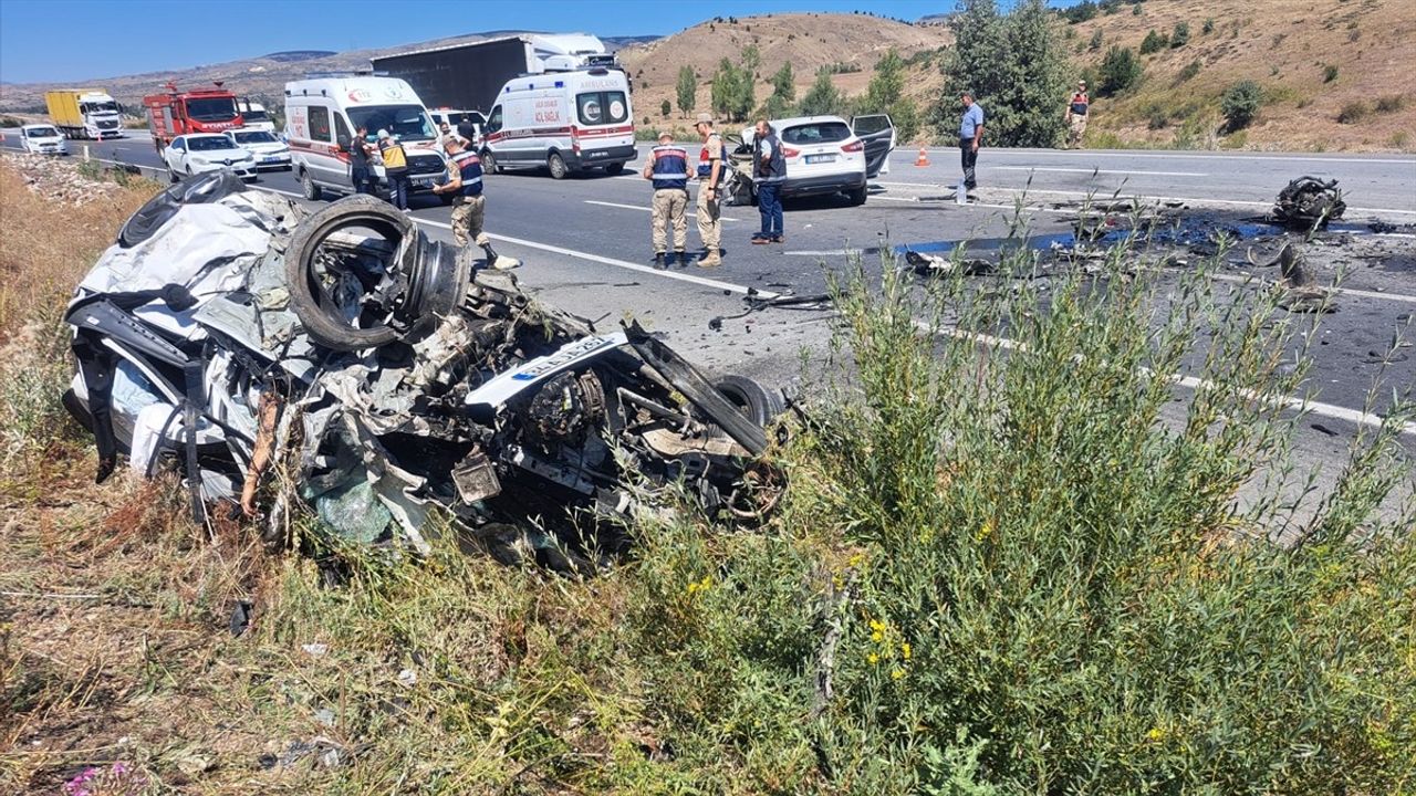 Erzincan'da Trafik Kazası: 3 Ölü, 4 Yaralı