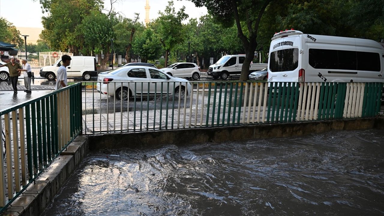 Gaziantep'te Ani Sağanak: Cadde ve Sokaklar Suyla Kaplandı