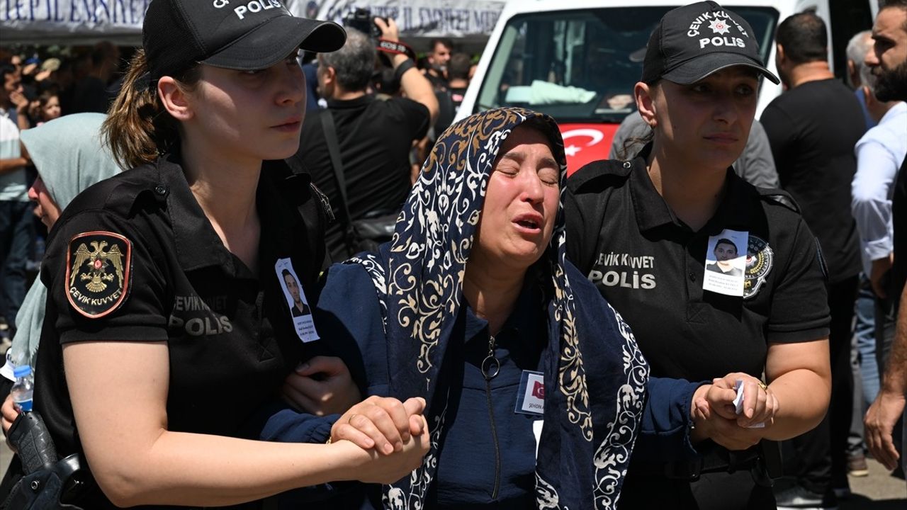 Gaziantep'te Şehit Polis Halil İbrahim Kuzkun Son Yolculuğuna Uğurlandı