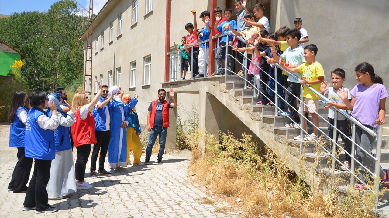 Gençler Kırsalda İyilik Ağaçları Ekiyor