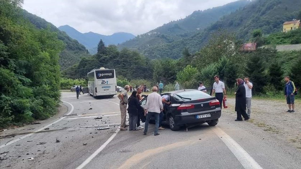 Giresun'da Otobüs ile Çarpışan Otomobilin Sürücüsü Yaratıldı