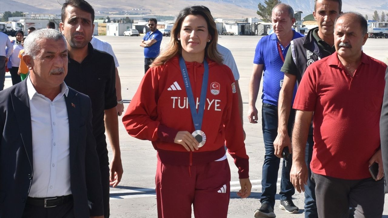 Gümüş Madalyalı Hatice Akbaş, Malatya'da Coşkulu Karşılamada