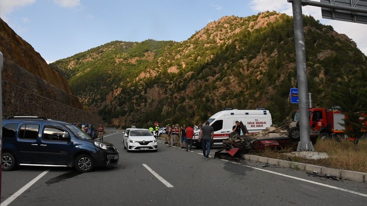 Gümüşhane'de Trafik Kazası: 1 Ölü, 9 Yaralı