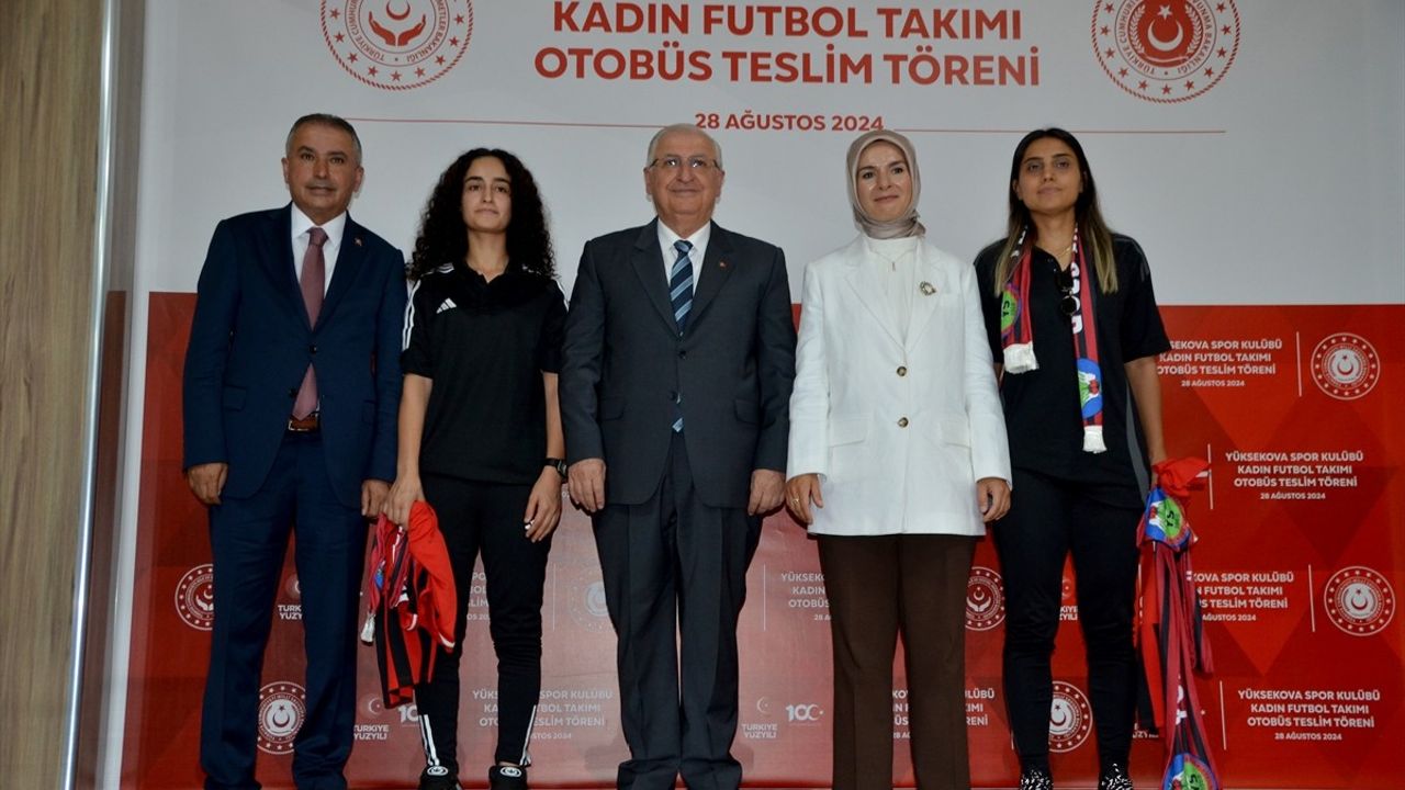 Hakkari'de Kadın Futbol Takımına Otobüs Teslim Töreni