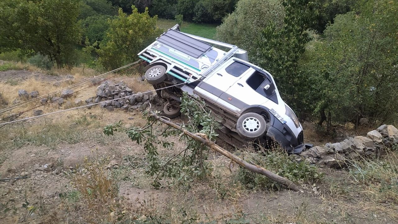 Hakkari'de Kamyonet Devrildi: 7 Güvenlik Korucusu Yaralı