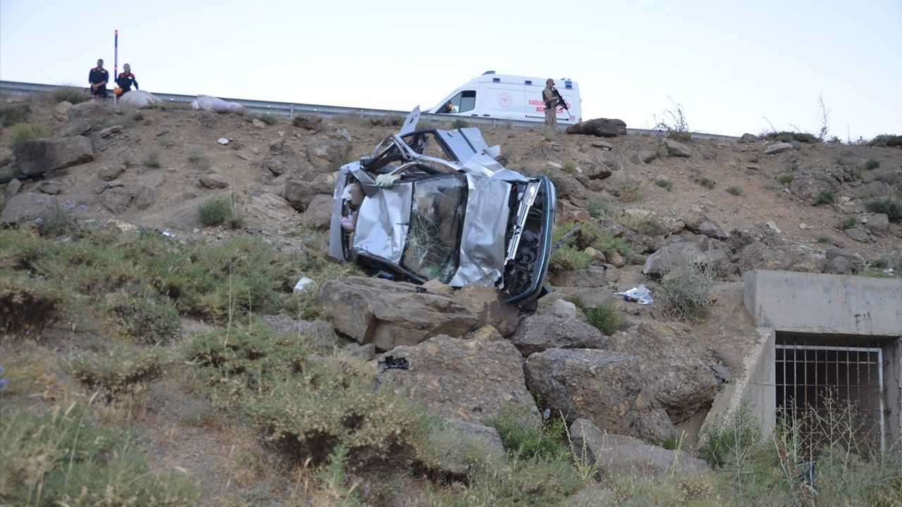 Hakkari'de Otomobil Şarampole Devrildi: 1 Ölü, 3 Yaralı