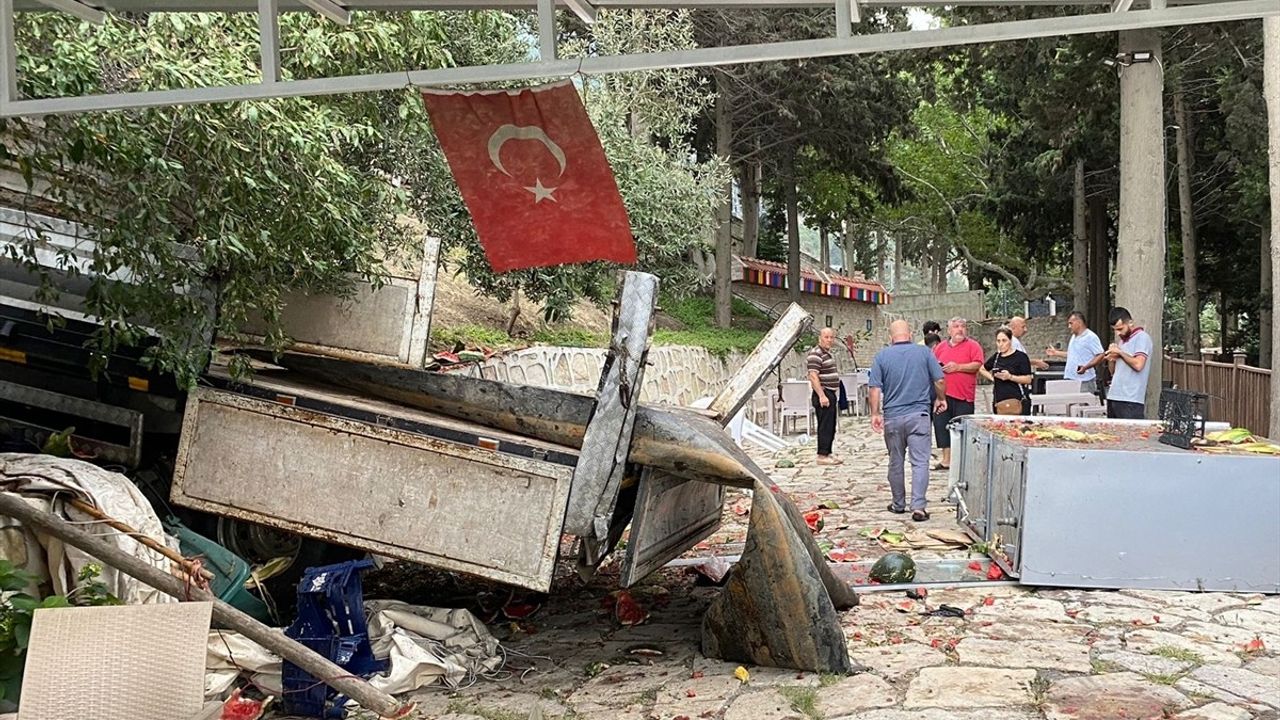 Hatay'da Freni Arızalanan Kamyonet Kooperatifin Bahçesine Devrildi