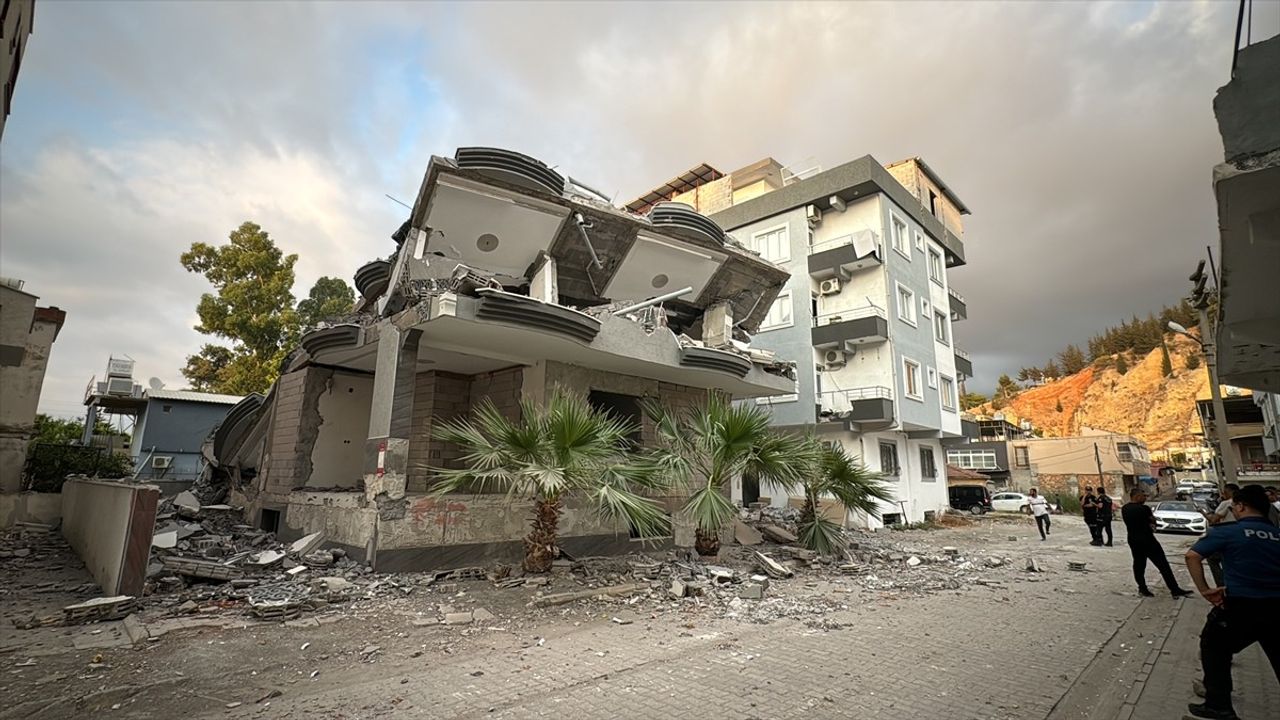 Hatay'da Kontrollü Yıkım Sırasında Bina Yan Yattı