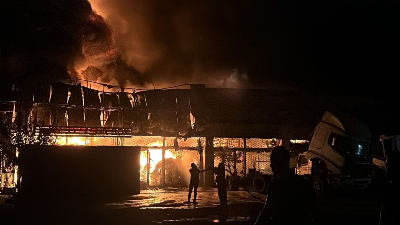 Hatay'ın Payas İlçesinde Lastik Deposunda Yangın