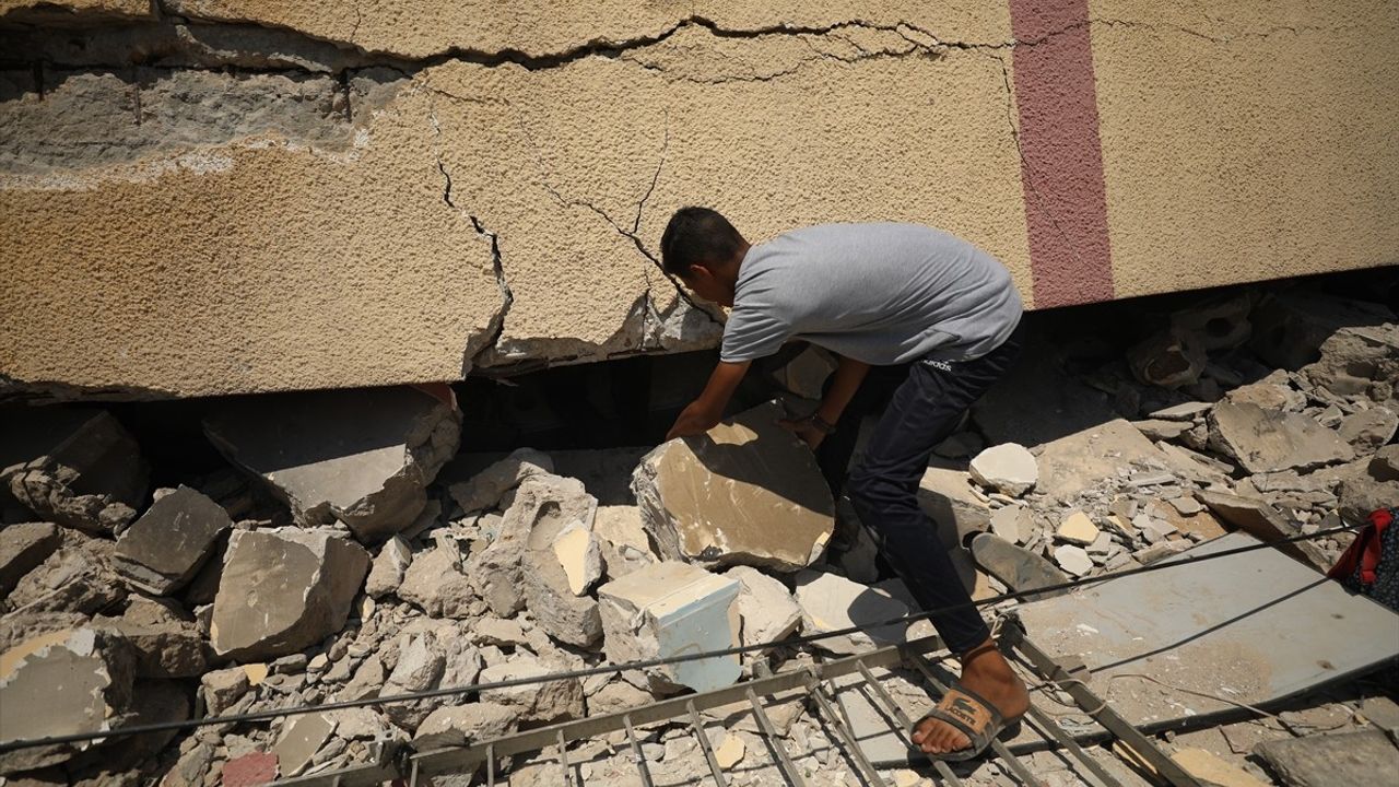 İsrail'in Gazze'deki Okul Saldırısı: 9 Filistinli Hayatını Kaybetti