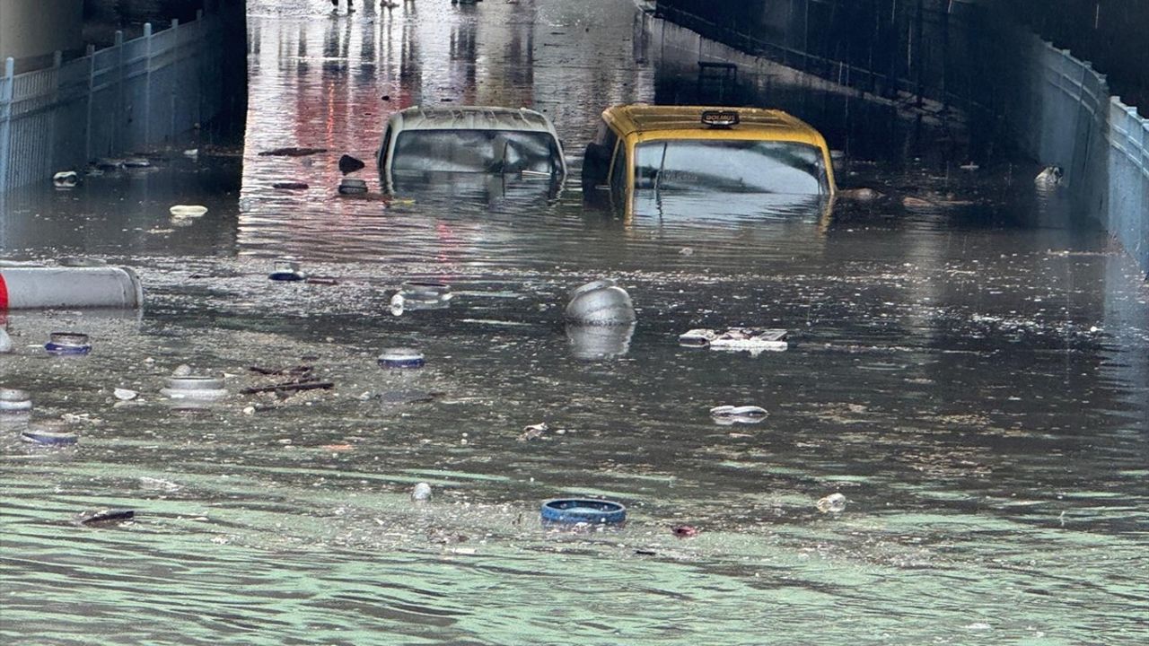 İstanbul'da Sağanak Yağış Etkilerini Gösteriyor