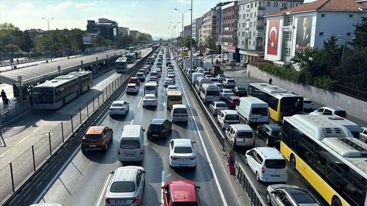 İstanbul'daki Beyaz Yol Çalışması Trafiği Olumsuz Etkiledi