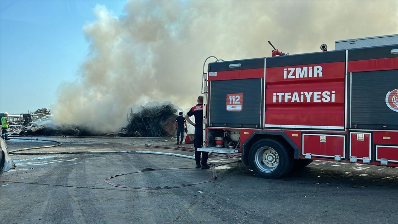 İzmir Aliağa'da Hurda Depolama Alanında Yangın