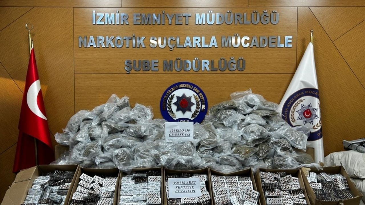 İzmir'de 124 Kilogram Esrar ve 350 Bin Sentetik Ecza Ele Geçirildi