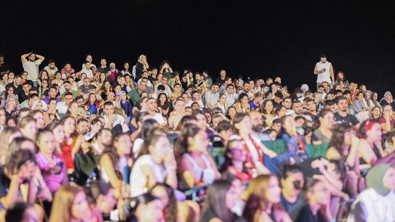 İzmir'de A Milli Voleybol Takımı'nın İtalya'ya Karşı Maçı Heyecanla İzlenildi