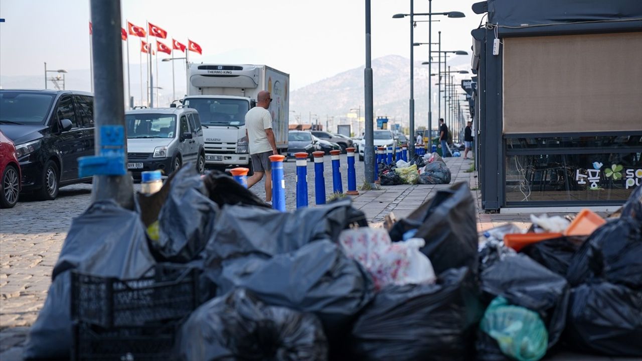 İzmir'de İş Bırakan Belediye Çalışanları Çöp Krizine Neden Oldu