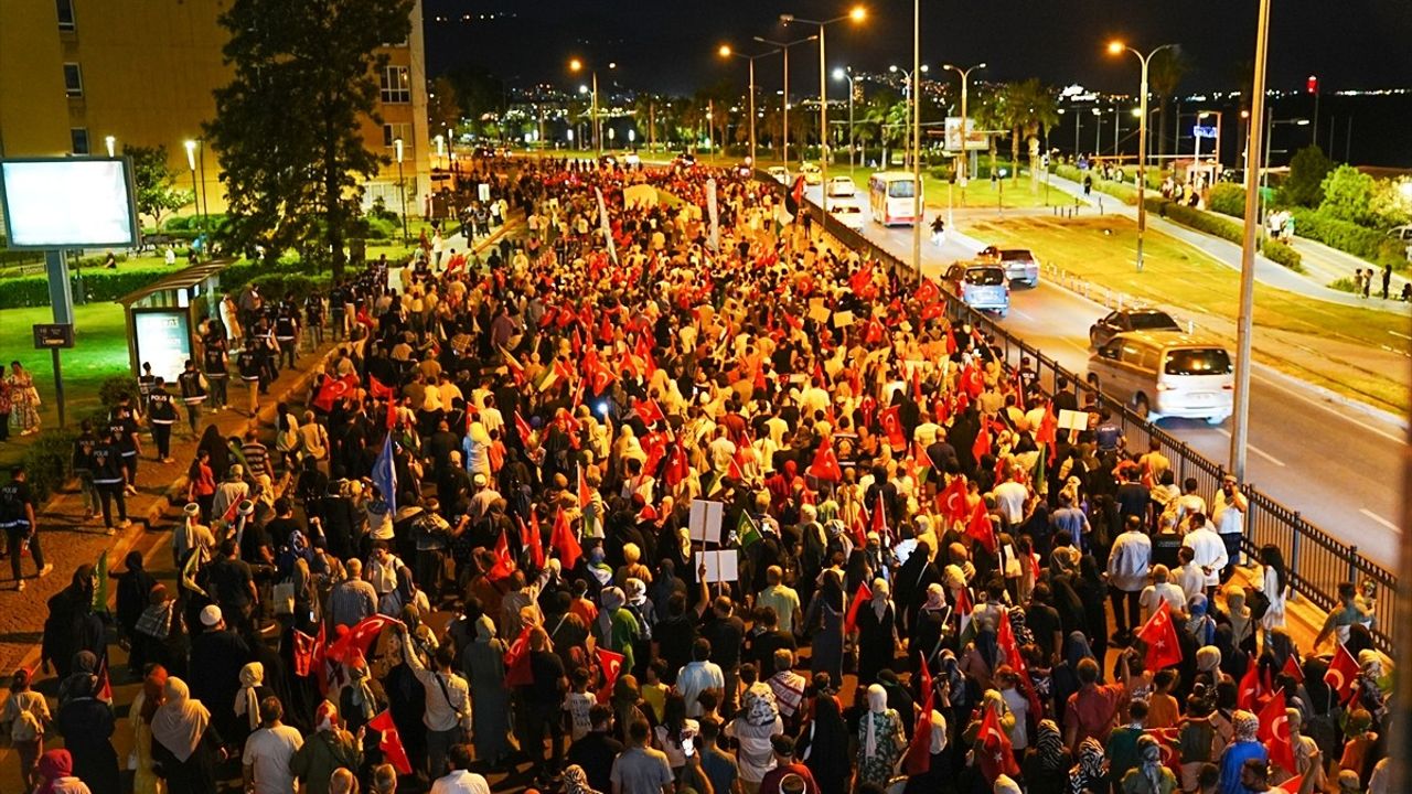 İzmir'de İsmail Heniyye İçin Protesto Yürüyüşü Düzenlendi