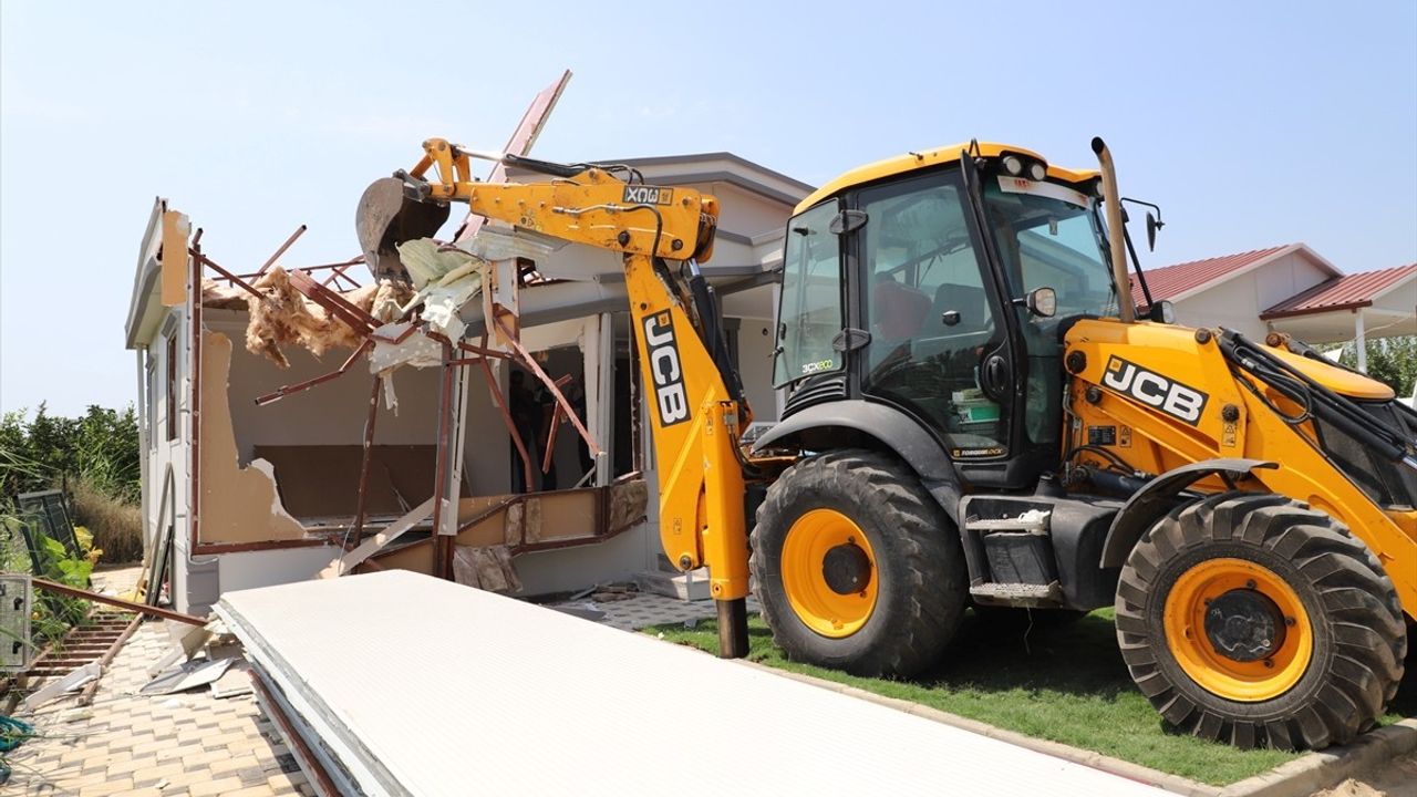 İzmir'de Kanuna Aykırı Hobi Bahçeleri Yıkılmaya Başlandı